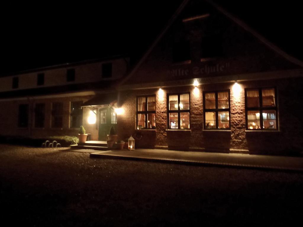 Pension & Restaurant "Alte Schule" Kluis Bagian luar foto
