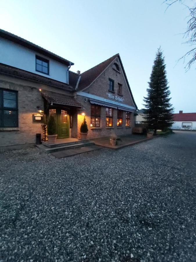 Pension & Restaurant "Alte Schule" Kluis Bagian luar foto