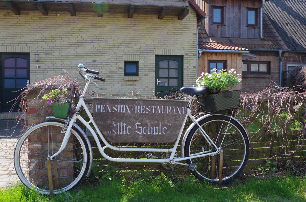 Pension & Restaurant "Alte Schule" Kluis Bagian luar foto
