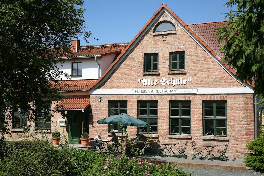 Pension & Restaurant "Alte Schule" Kluis Bagian luar foto