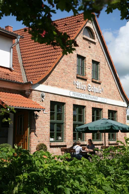Pension & Restaurant "Alte Schule" Kluis Bagian luar foto