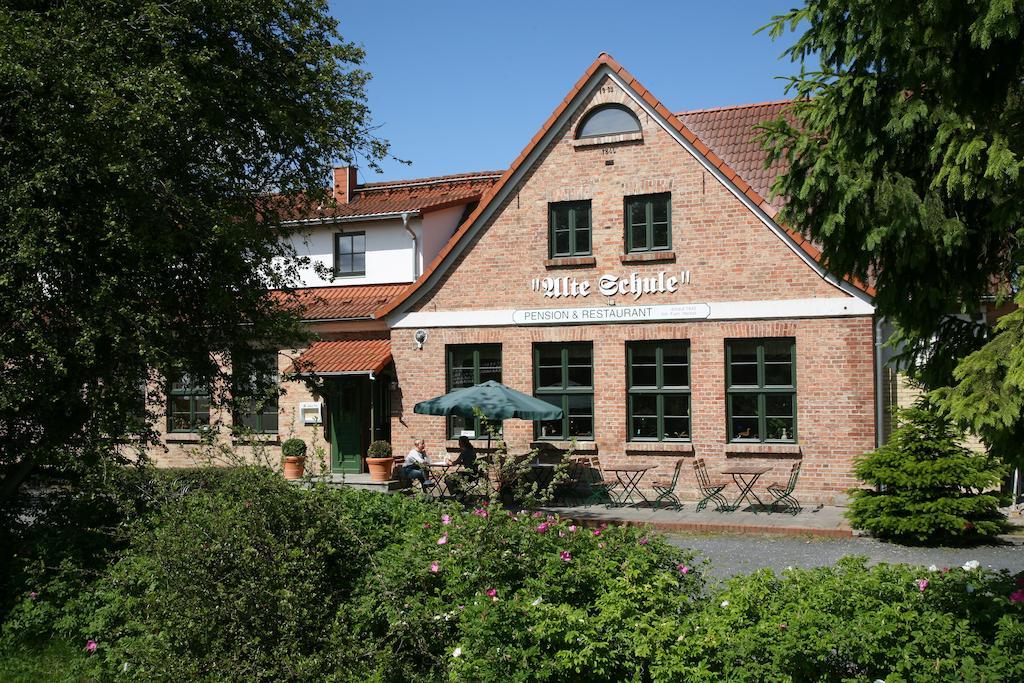 Pension & Restaurant "Alte Schule" Kluis Bagian luar foto