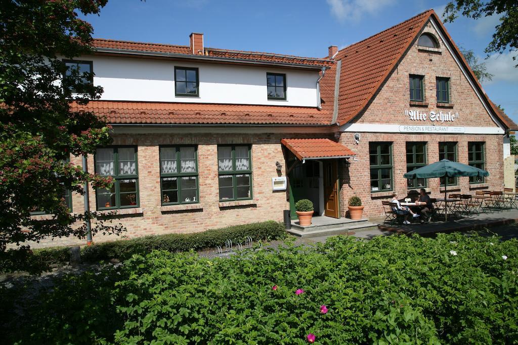 Pension & Restaurant "Alte Schule" Kluis Bagian luar foto